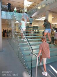 风靡全球的苹果店专属的全玻璃楼梯