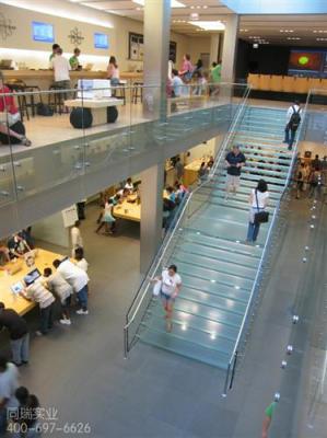 风靡全球的苹果店专属的全玻璃楼梯